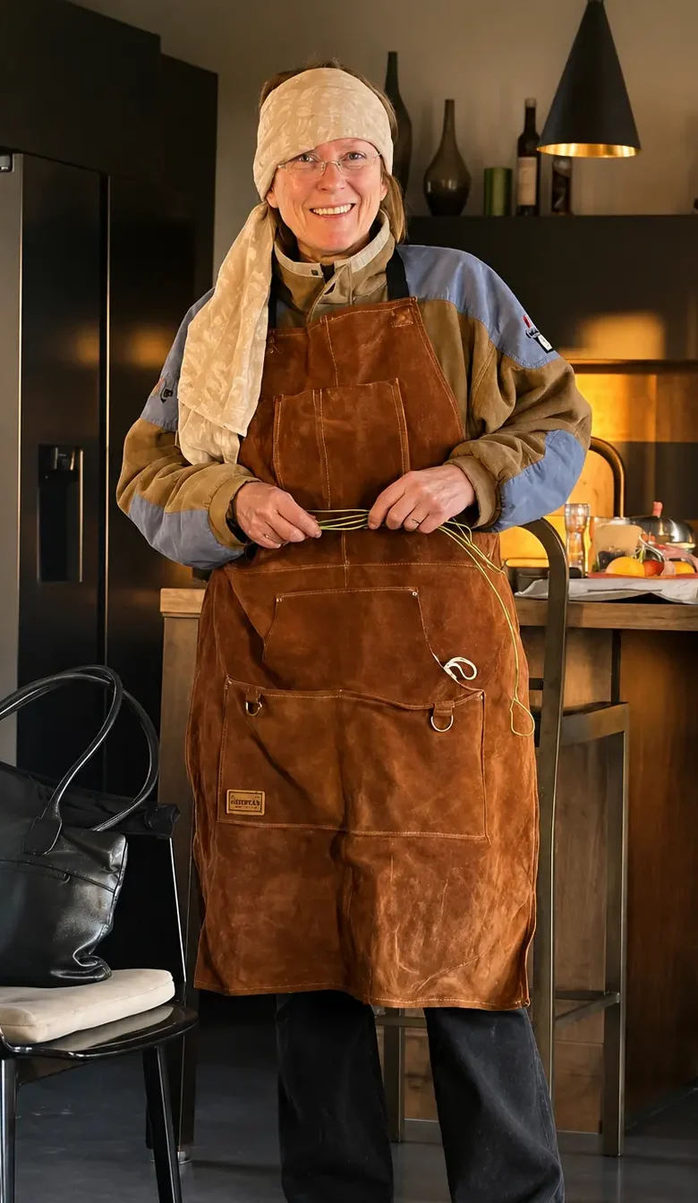 Marie-Noëlle Tessier dans son atelier, préparant une cuisson de sculpture artisanale