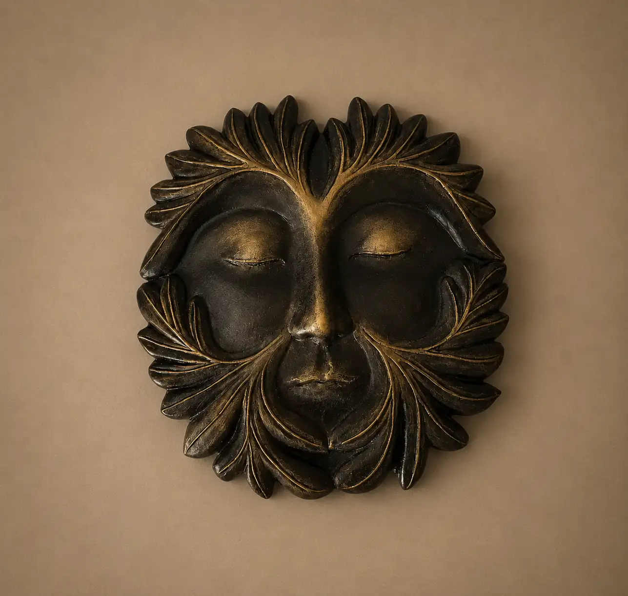 Masque végétal mural en grès patiné — Marie-Noëlle Tessier