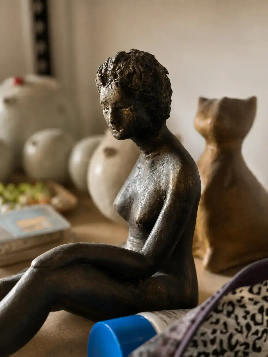 Sculpture féminine assise — Marie-Noëlle Tessier