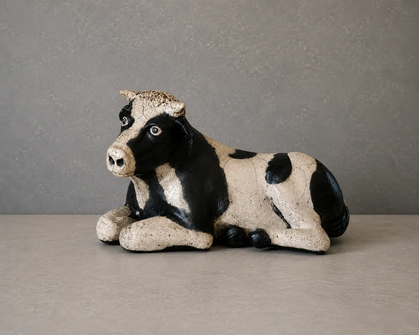 Vache allongée Raku — Marie-Noëlle Tessier