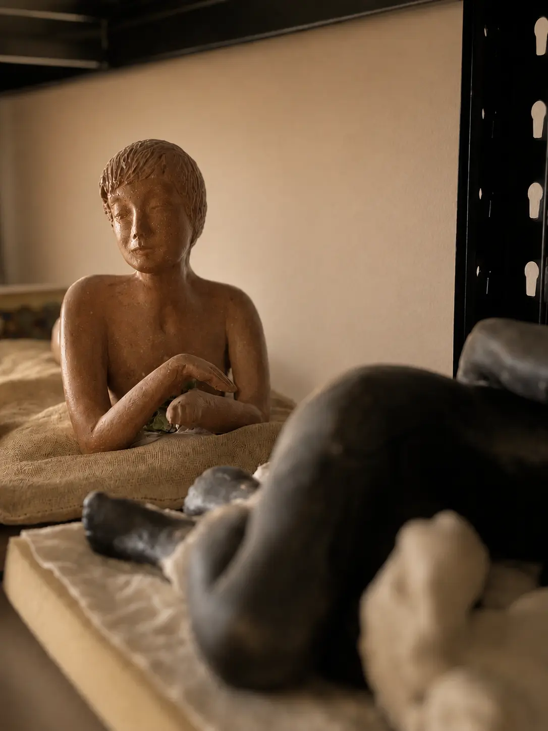 Sculptures en grès en cours de création dans l'atelier de Marie-Noëlle Tessier