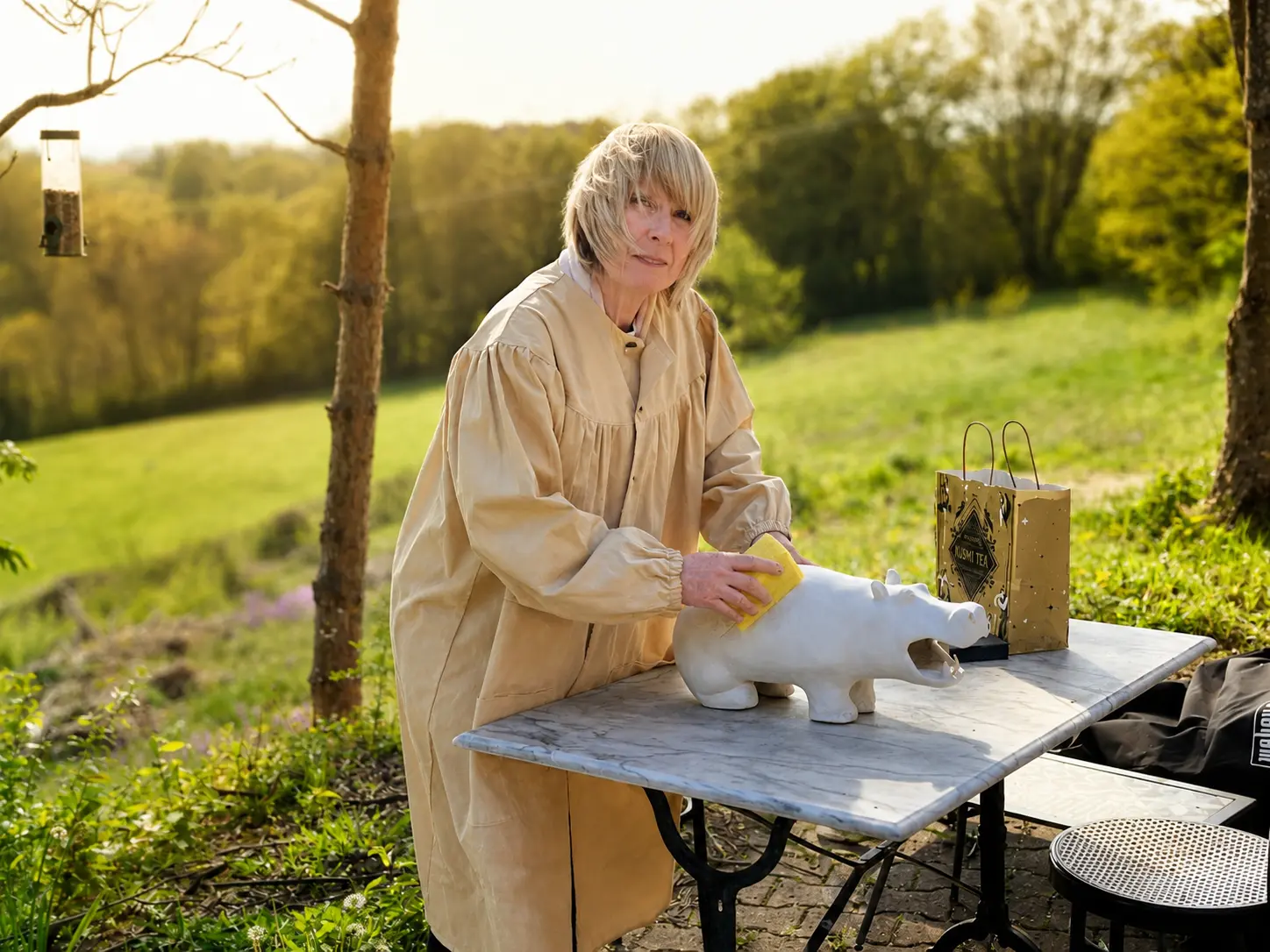 Marie-Noëlle Tessier réalisant une cuisson Raku en extérieur dans son atelier de sculpture